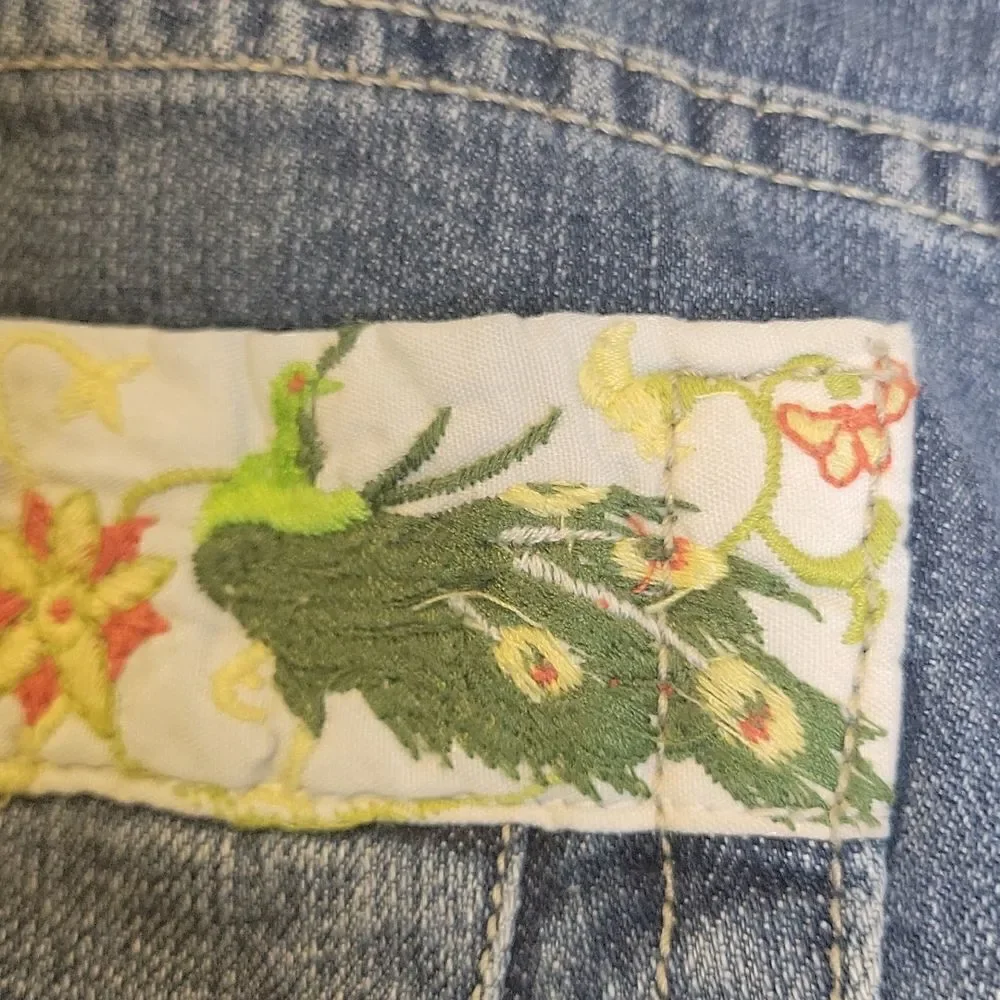 Vigoss. Capri jeans. Size 9/10. Embroidery. Sun, Peacock. EUC